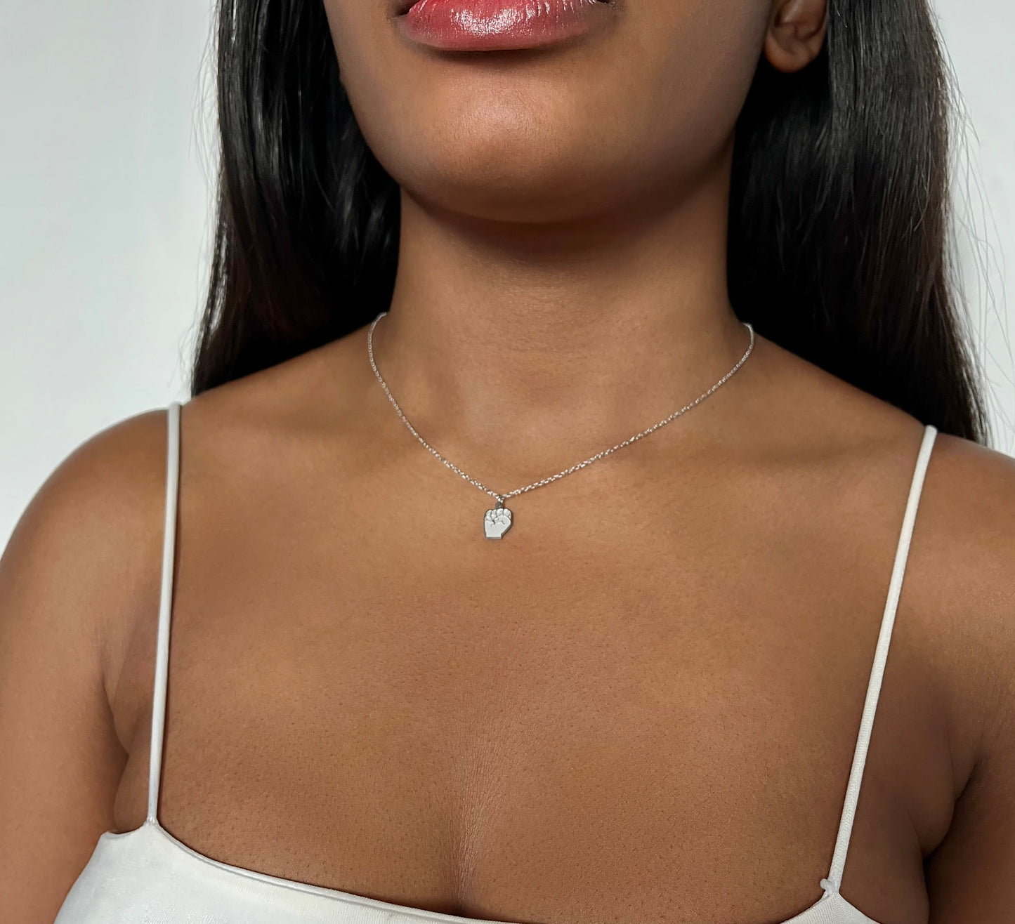 Collar minimalista con puño levantado
